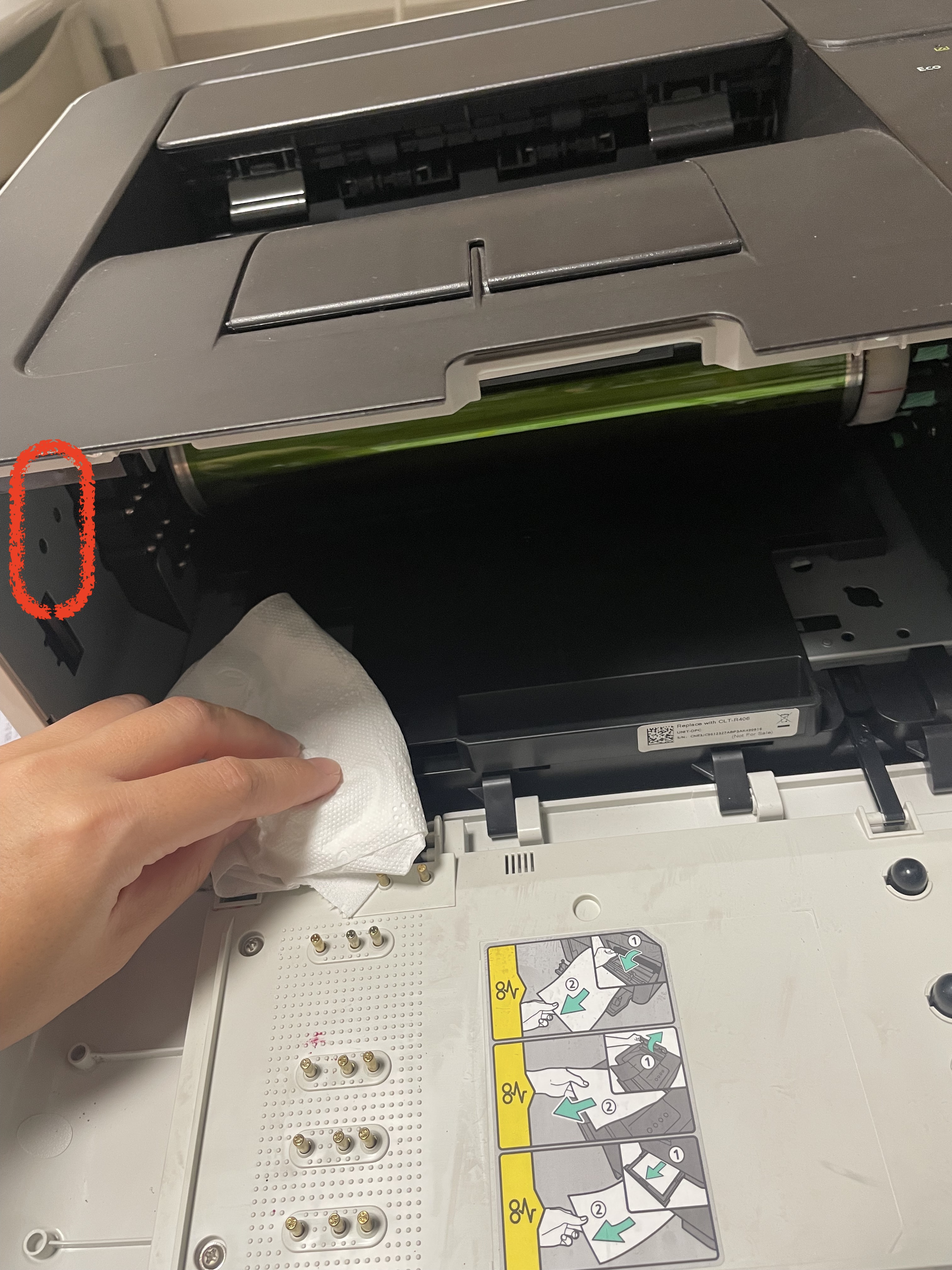 폐토너 센서가 빨간 타원으로 표시된 삼성 프린터 내부