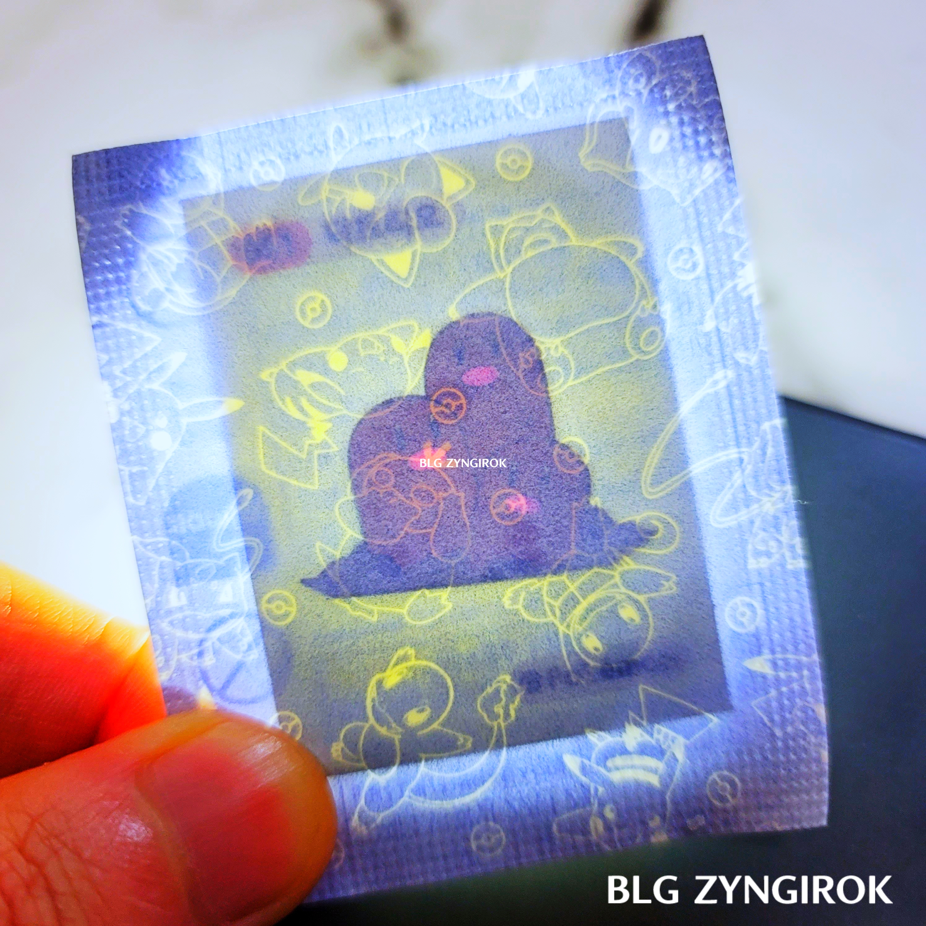 띠부띠부씰-닥트리오를-들고있다.