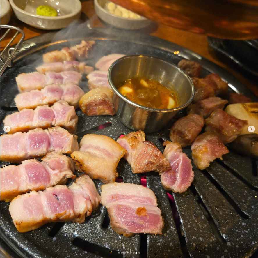 노릇노릇 맛있게 익어가는 고기와 보글보글 끓는 마늘 기름장