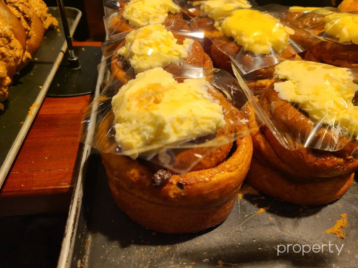 여러개의-시나몬메아리-원통형빵-위에-연노란색-연유크림이-올려진