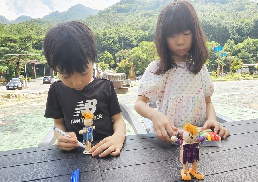 목각인형을 색칠하는 쿠앙이 쿠웅이 나이키 신발을 그린 쿠웅이