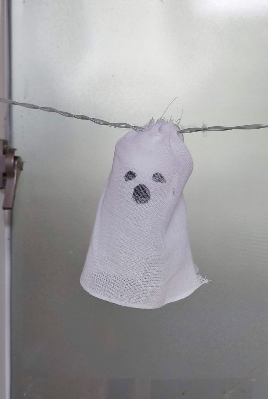 탁구공위에 소창을 걸고 눈코입을 그려줌