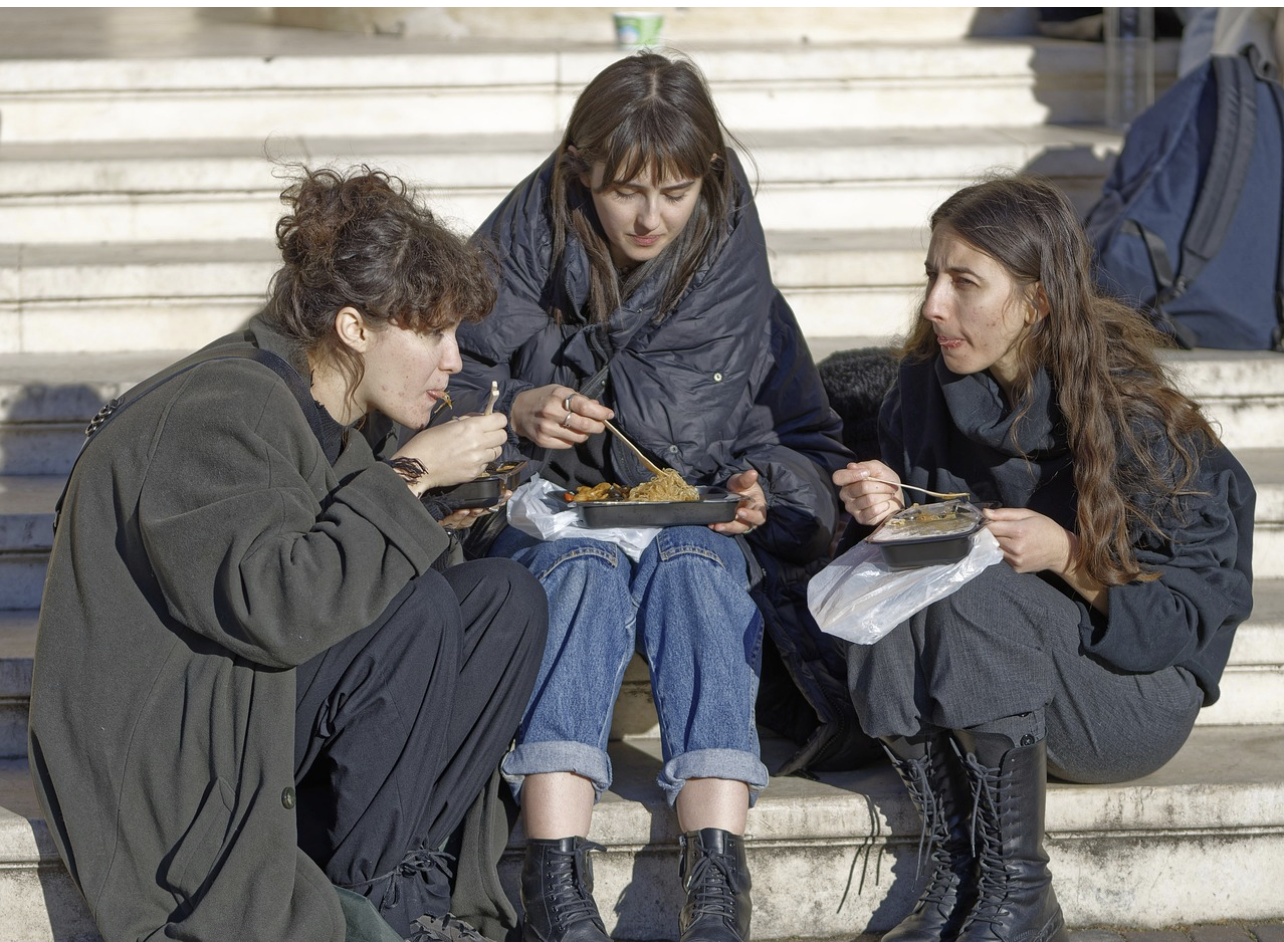 작업하면서 간식을 먹는 사람