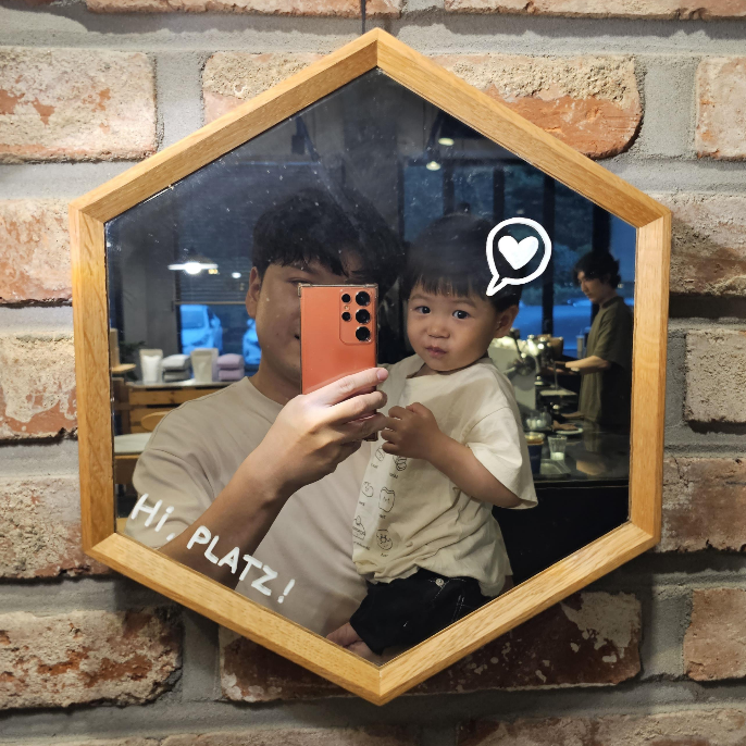 근처 카페에서 한 컷