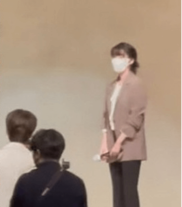 아이유-마스크-결혼식참여-축가