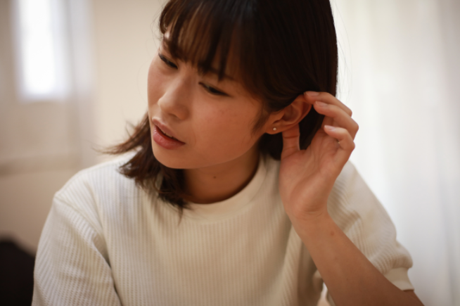 귀에 통증이 있는 여성