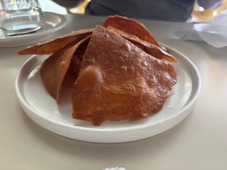 하얀 접시 위에 담긴 튀긴 또띠아