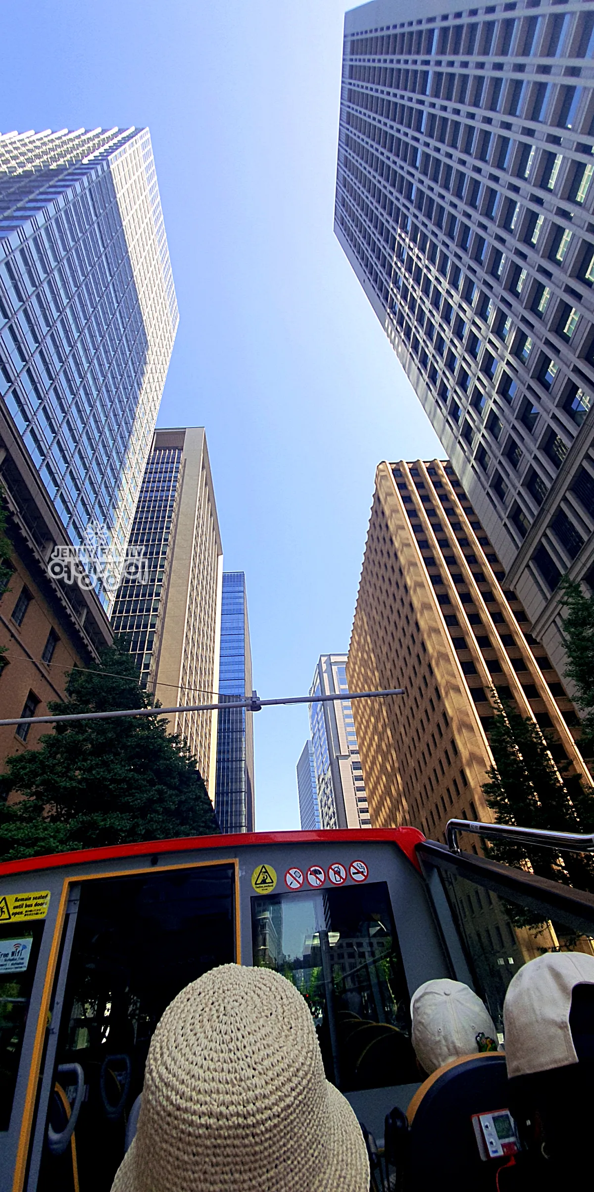 도쿄 도심 고층빌딩 사이로 본 파란 하늘 – Looking Up at Tokyo Office Buildings from Between Skyscrapers