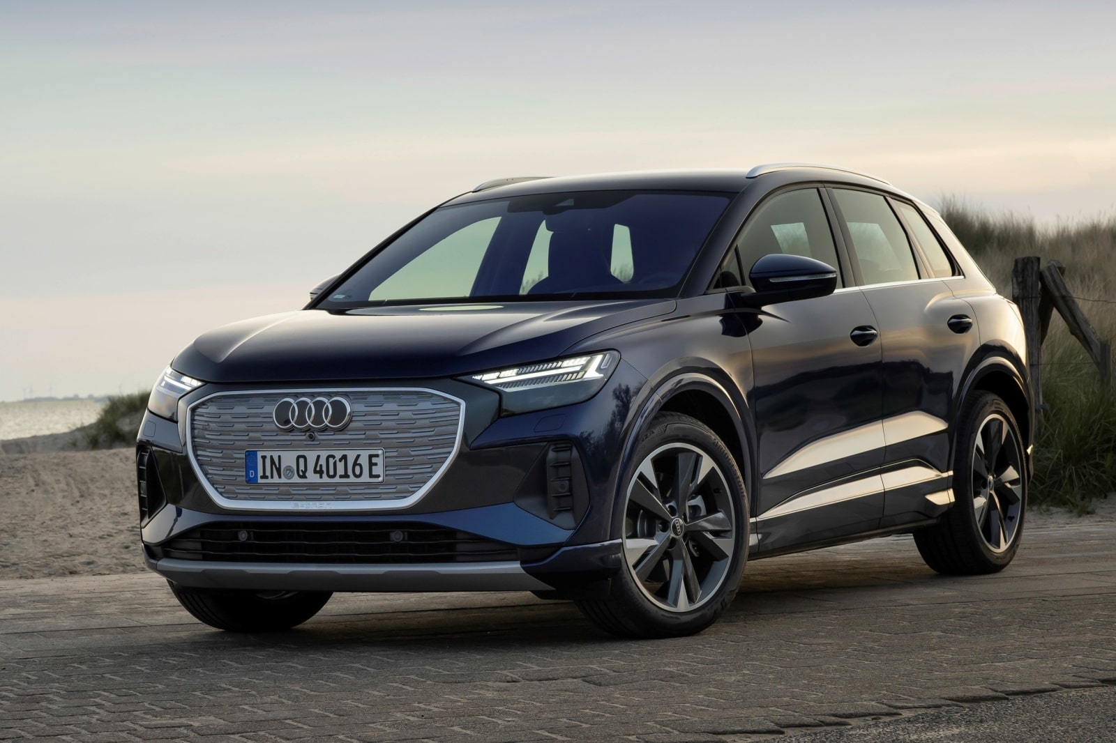 아우디 Q4 40 e-트론의 앞모습입니다.