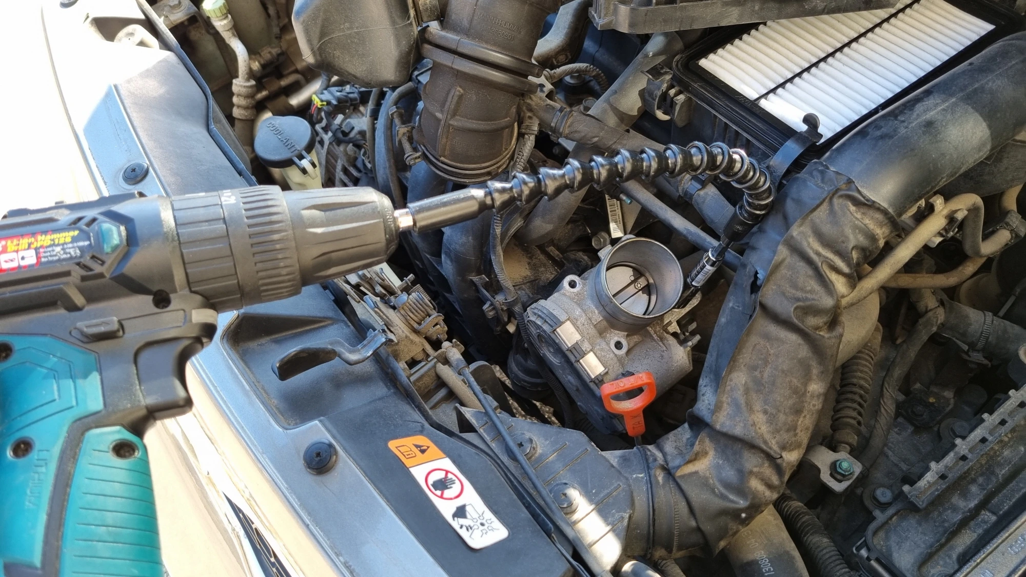 고정볼트 푸는 모습