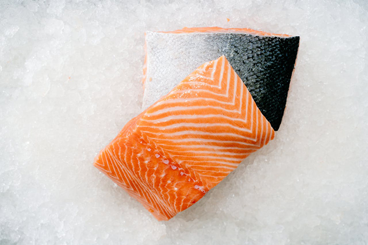 얼음위의-신선한-연어