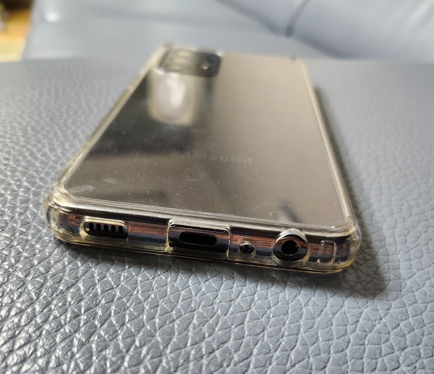 갤럭시 A52s 하단 포트구성 스피커, 25w c핀 충전포트, 마이크, 3.5mm 이어폰 단자