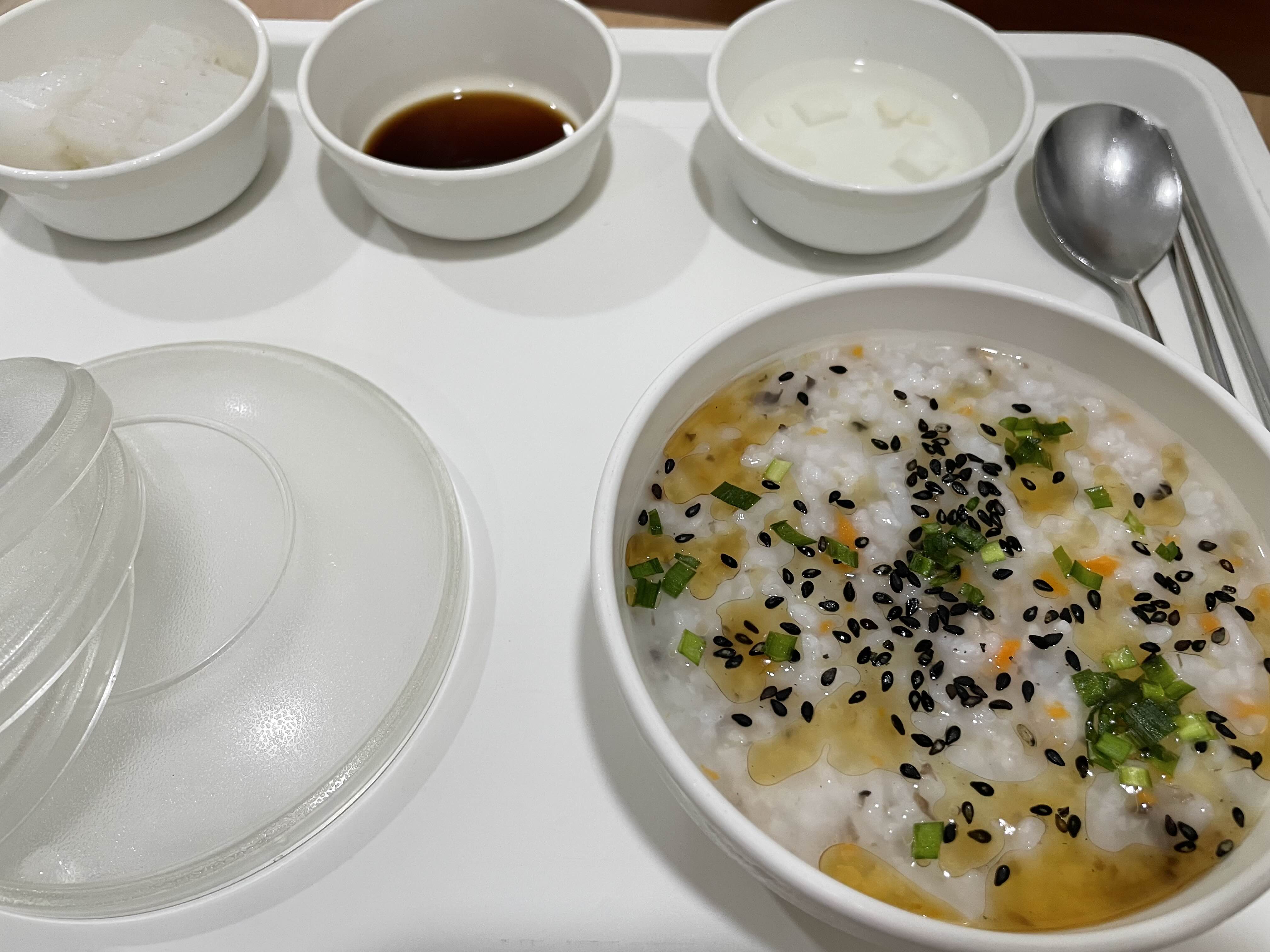 편도선 절제 수술 2일차 식사
야채죽과 동치미, 메밀묵 사진