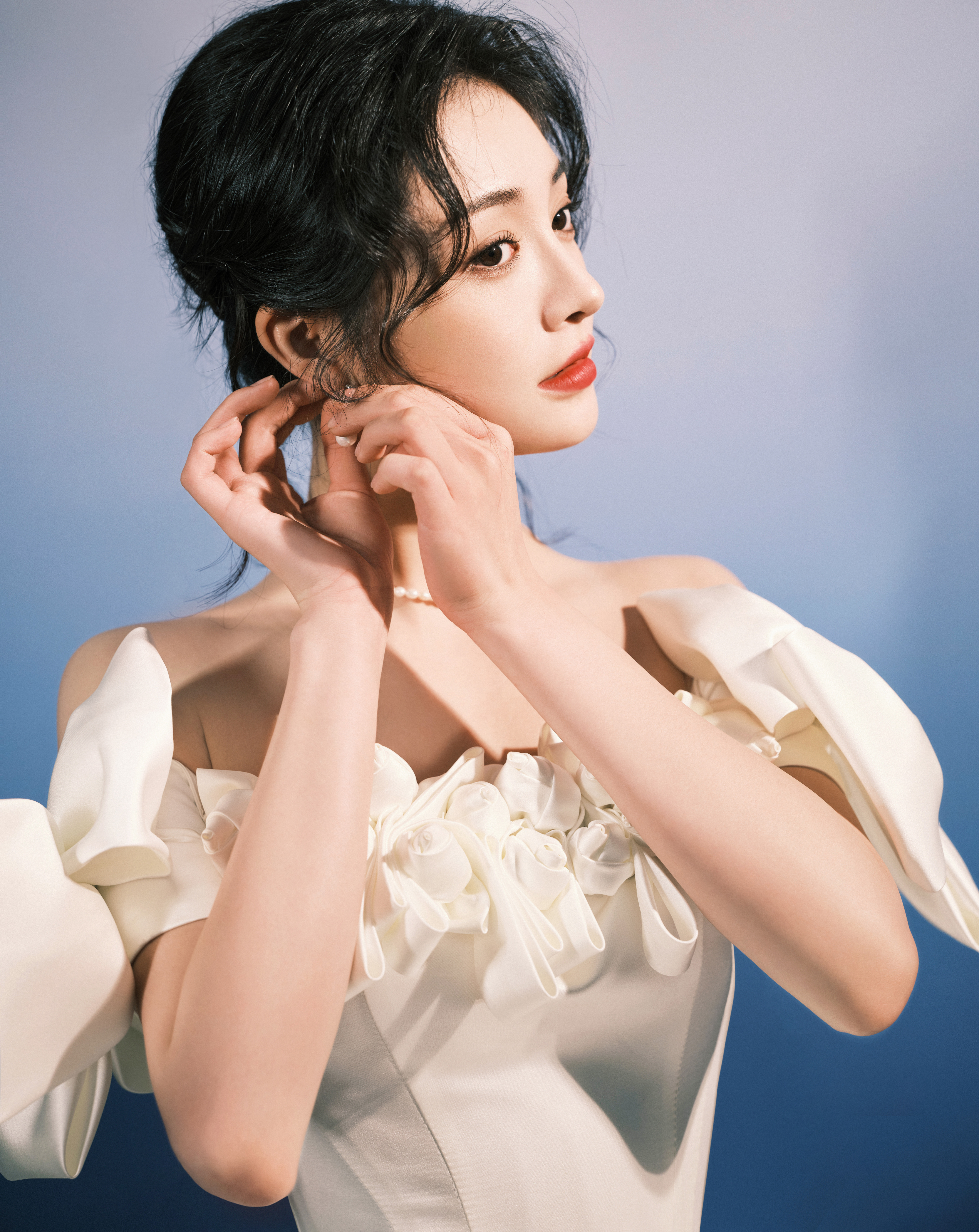 귀걸이를 끼우며