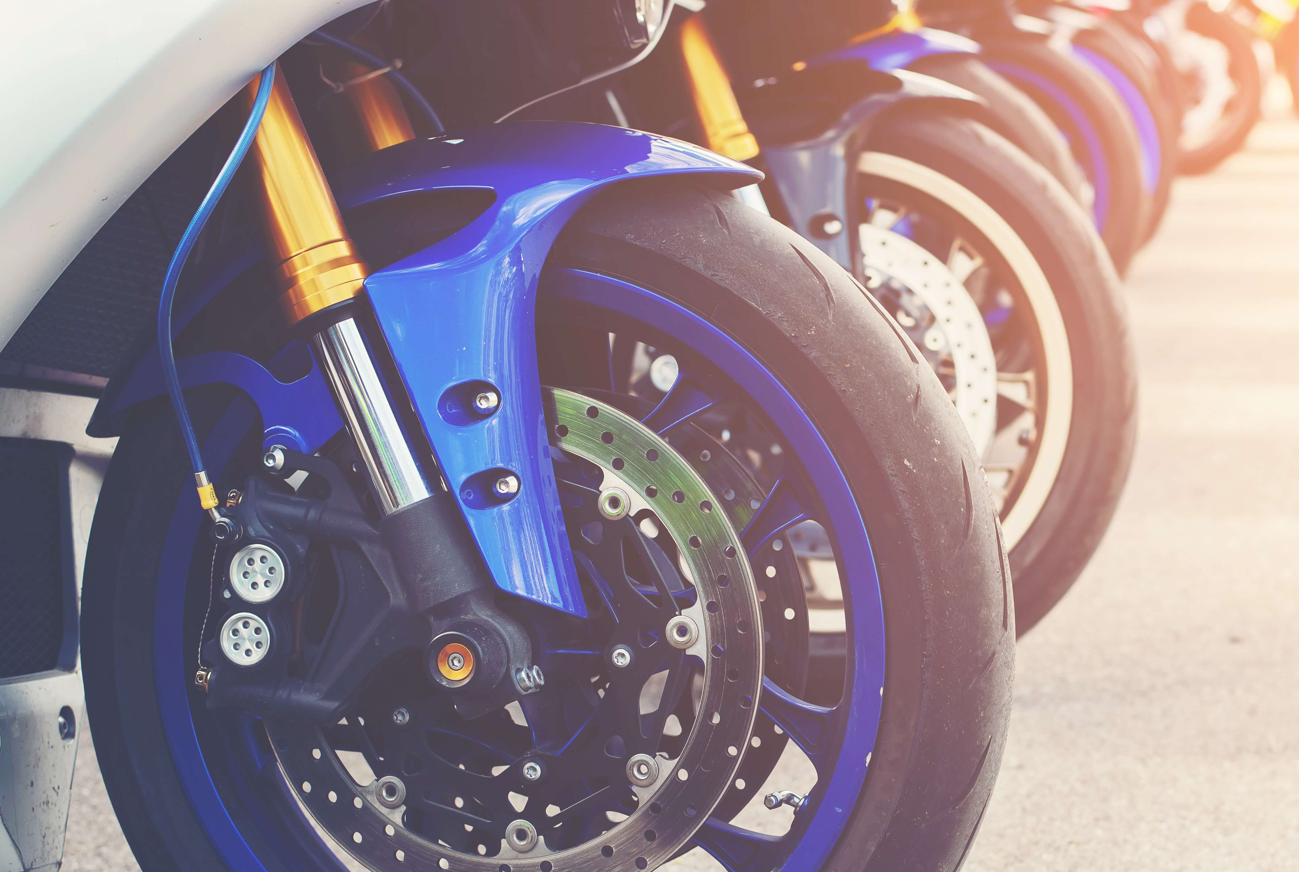 재료에 따른 오토바이 휠 - 성능, 제조법, 그리고 내구성 관련 이미지