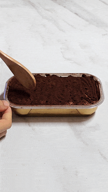 클래식 티라미수 한 숟갈 뜨는 모습