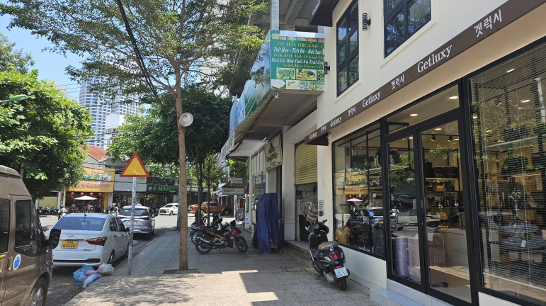 씀모이 앞 거리