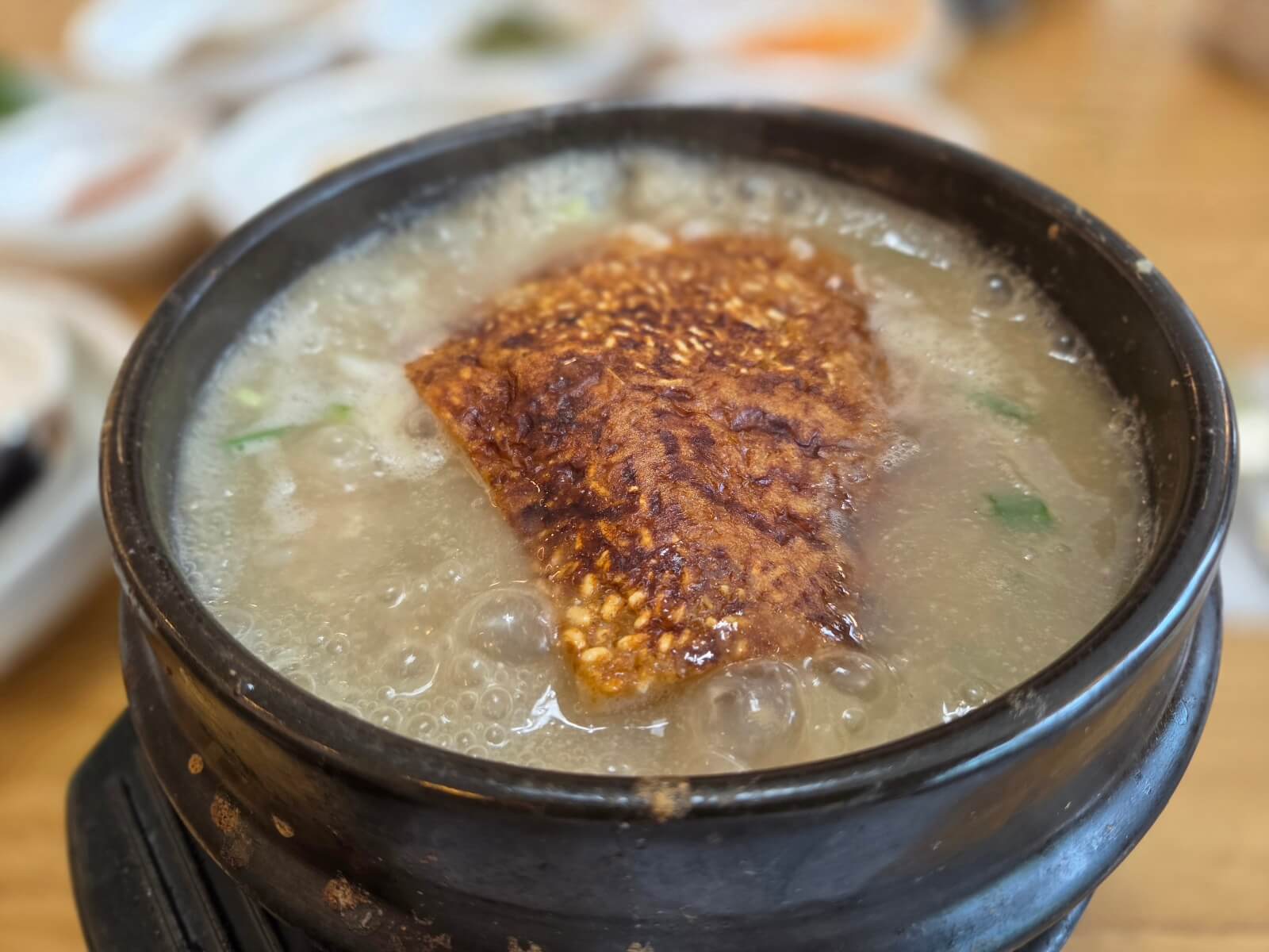 황칠 누룽지 삼계탕이 나왔어요
