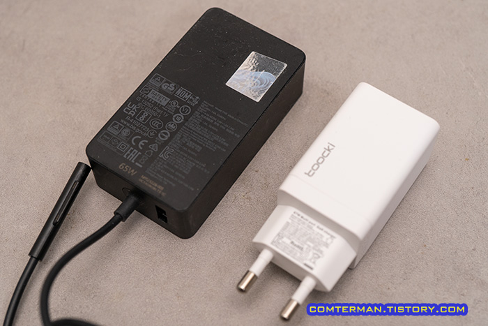 서피스 프로9 65와트 충전기와 toocki 67와트 충전기 비교