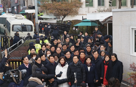 2025년 1월 6일, 윤석열 전 대통령의 내란 혐의 체포를 시도한 공수처의 영장 집행을 국민의힘 국회의원 45명이 대통령 관저 앞에서 물리적으로 저지하였습니다. 이들은 현장에서 진입을 차단하고 수사기관 활동을 방해하는 방식으로 행동하였으며, 결국 체포영장은 기한 내 집행되지 못했습니다. 이 사건은 국회의원이 공권력 집행을 방해한 사례로, 헌법 질서 위반 논란이 제기되었습니다.