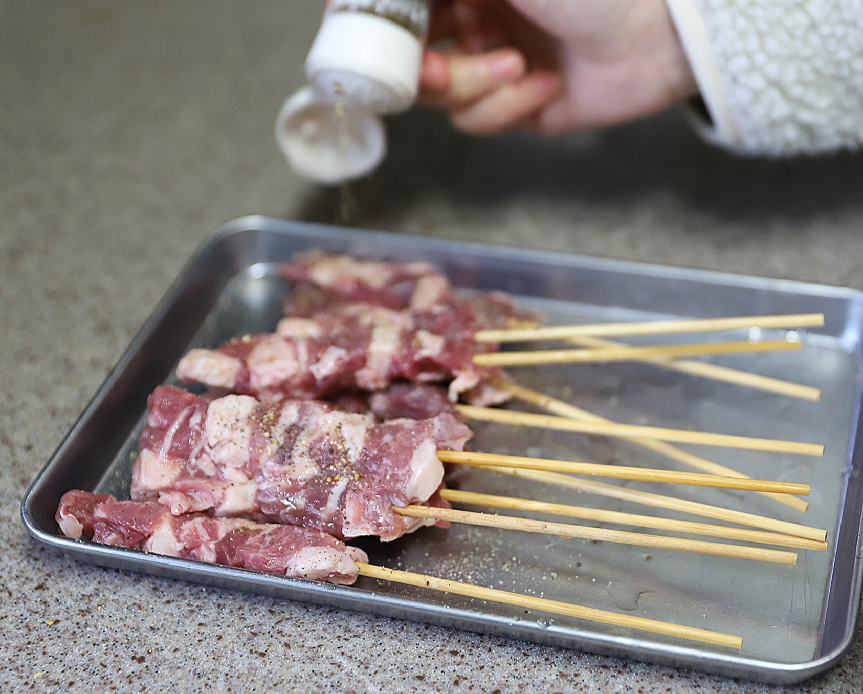 해동된-양꼬치에-허브솔트를-뿌리는-모습(마리네이드과정)