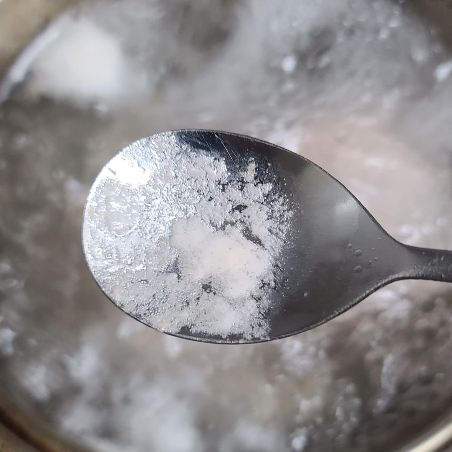 고기 삶을때 올라오는 불순물을 스푼으로 건져내고 있다_2