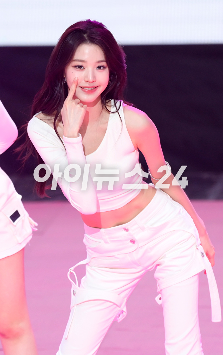 그룹 아이브(IVE)가 18일 오후 서울 마포구 상암동 SBS프리즘타워 오디토리움에서 진행된 SBS M &#39;더쇼&#39; 생방송 현장에서 멋진 무대를 선보이고 있다. [사진=정소희 기자]