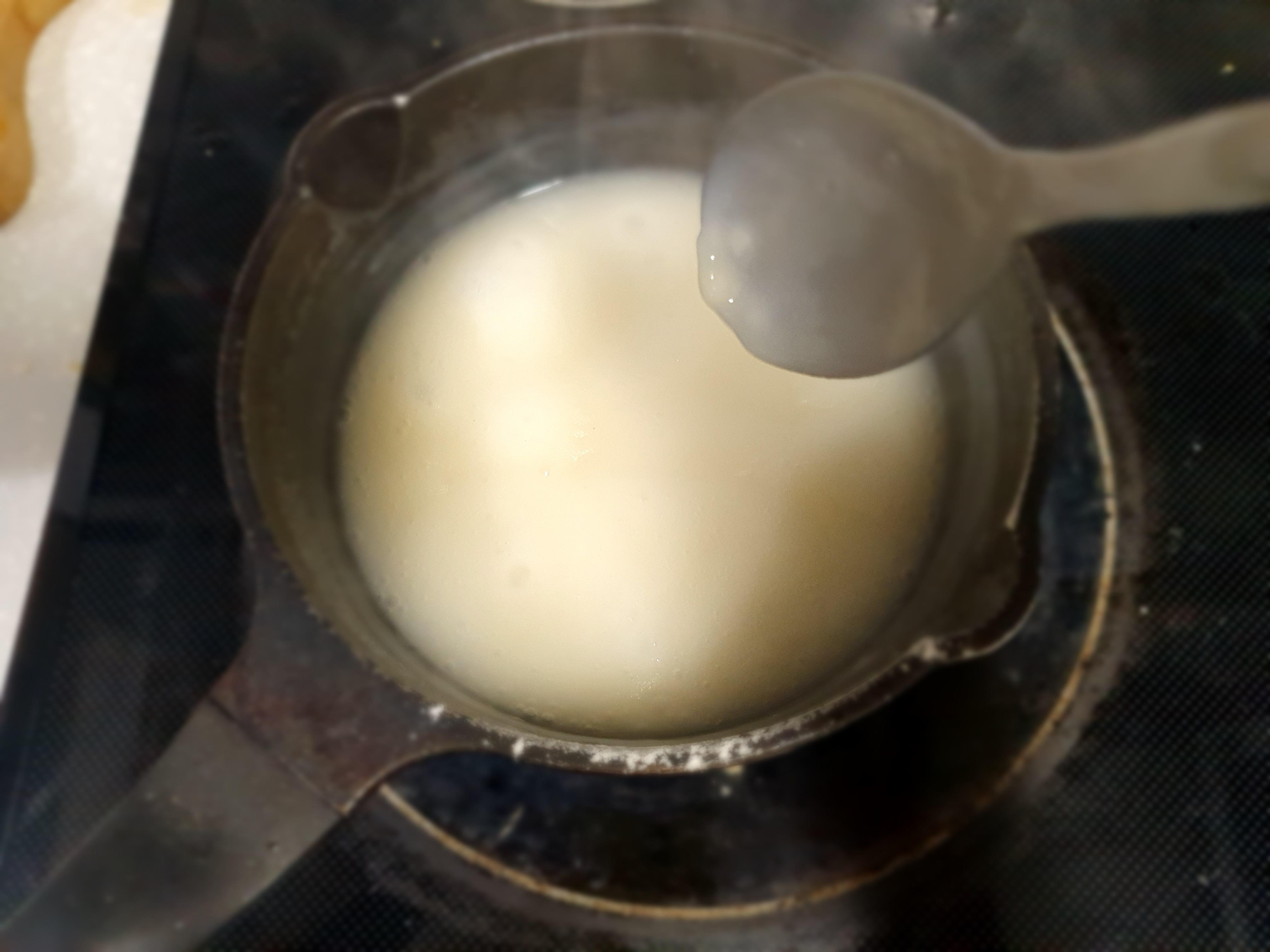 밀가루 풀 쑤는 중