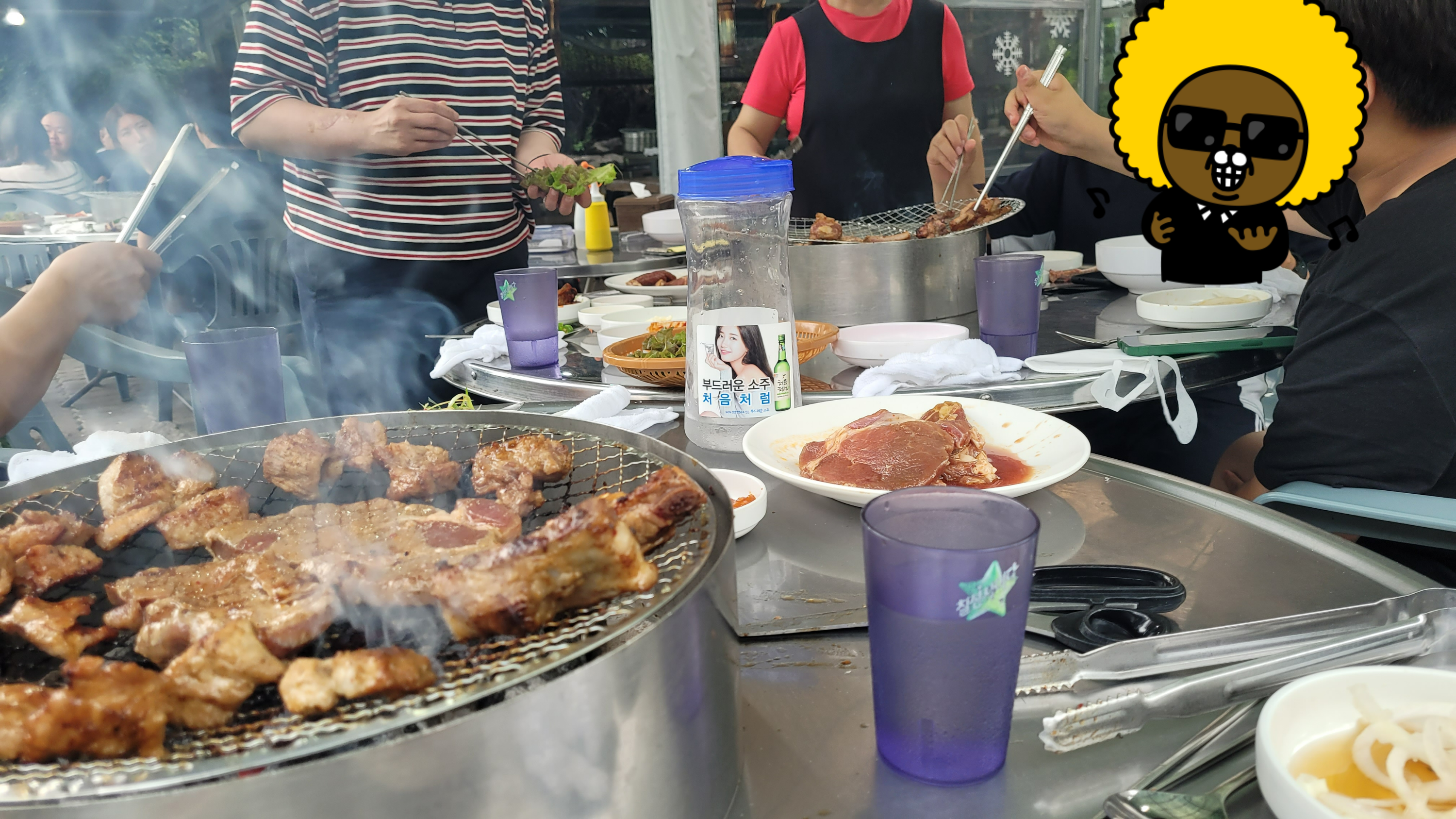 돼지갈비가 익어가는 장면