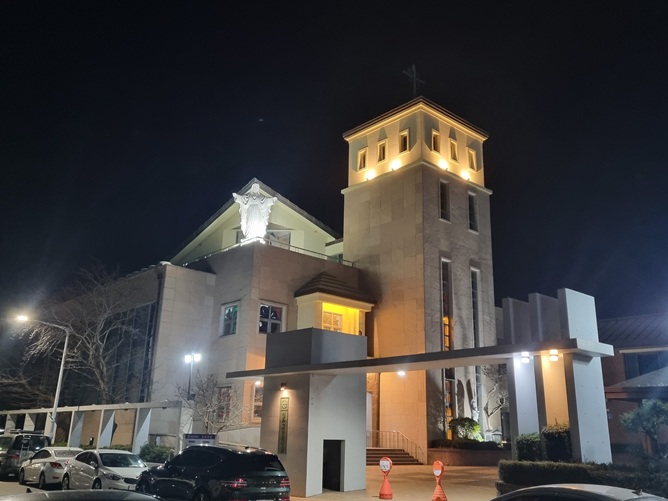 위 사진은 제주교구 동광성당 야경입니다. 2025년 2월 25일 여기서 저녁미사를 드렸습니다.