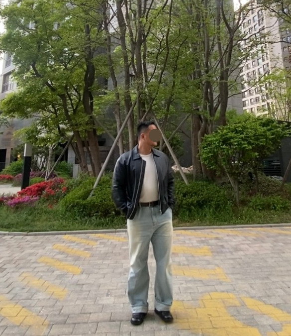 데일리룩('26. 4. 30.)스페로네 스탠다드카라 A-2 레더 재킷, 무신사스탠다드 슬리브티셔츠, 유니클로 레더 벨트, 에러스익셉티드 와이드 연청 데님팬츠, 킨치 shower 808 더비슈즈