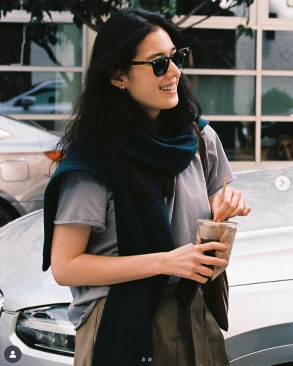 자연스러운 헤어와 내추럴 메이크업으로 완성한 정은채의 데일리 패션룩