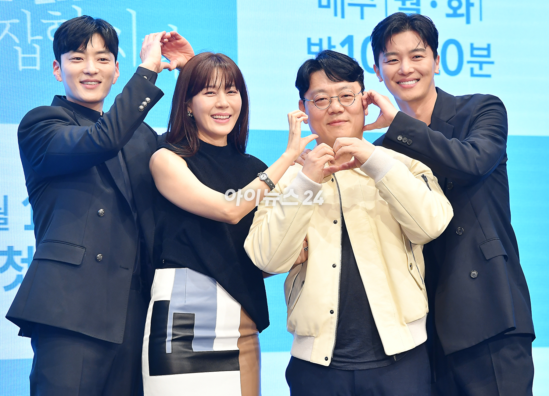 배우 장승조, 김하늘, 이호 감독, 배우 연우진이 18일 오후 서울 구로구 더 세인트에서 열린 KBS2 새 월화 '멱살 한번 잡힙시다' 제작발표회에서 포토타임을 갖고 있다. [사진=곽영래 기자]