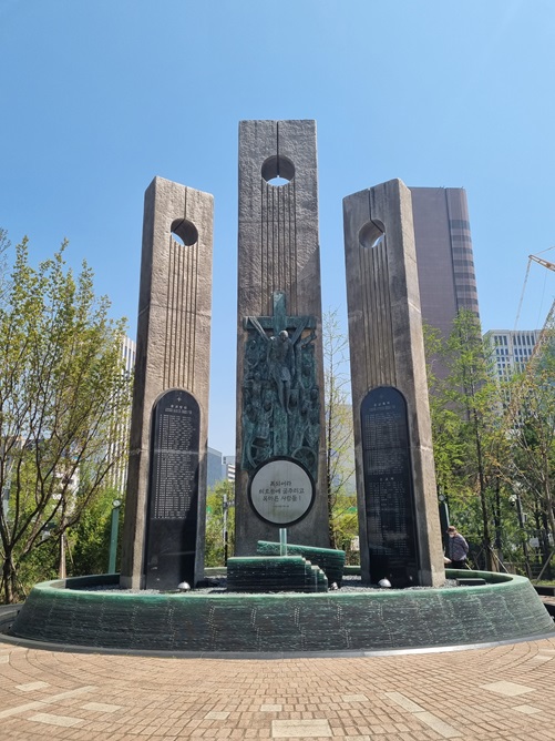 서소문 밖 네거리 순교자 현양탑