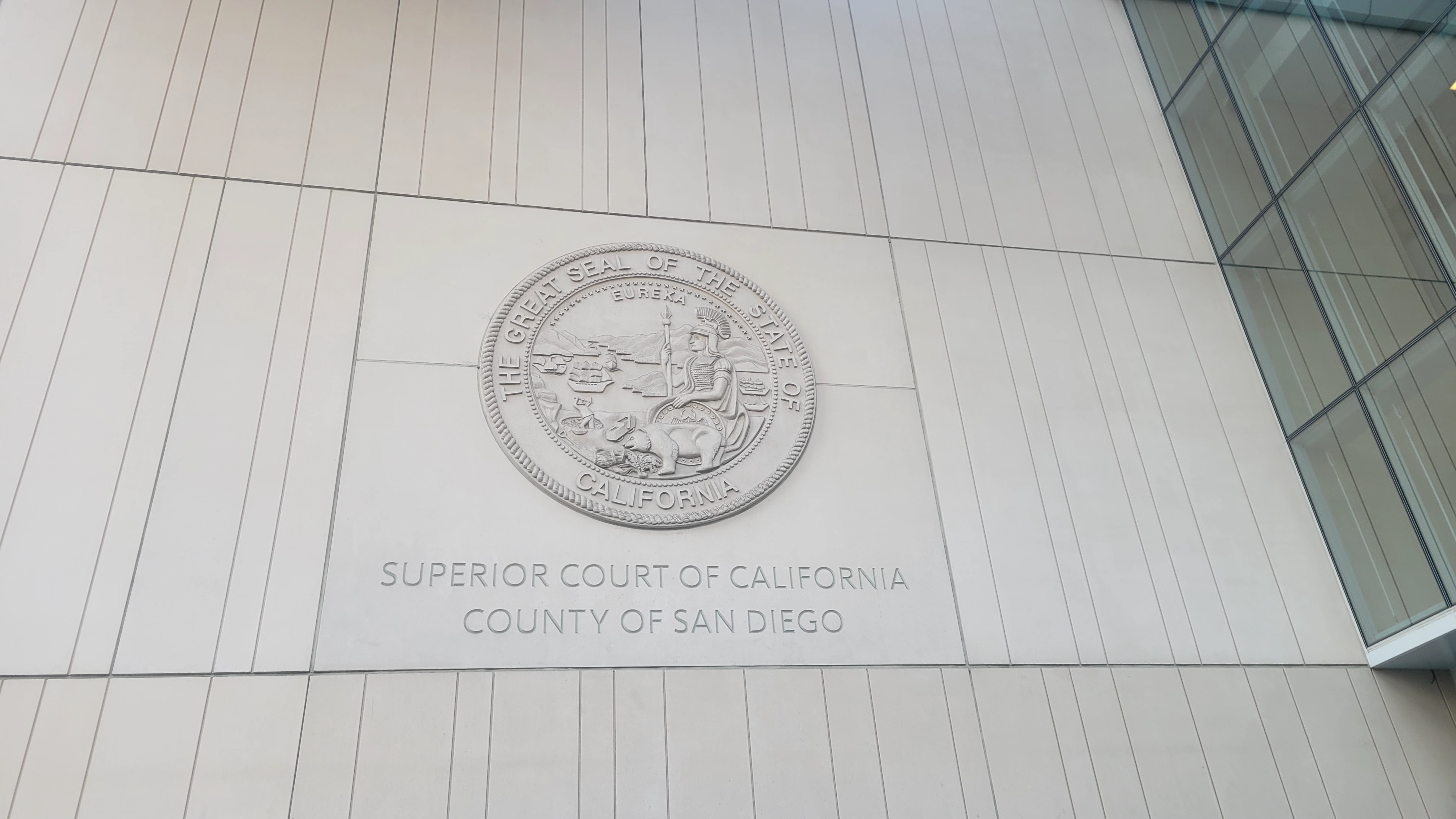 샌디에고 다운타운에 위치한 superior court 입구 벽면