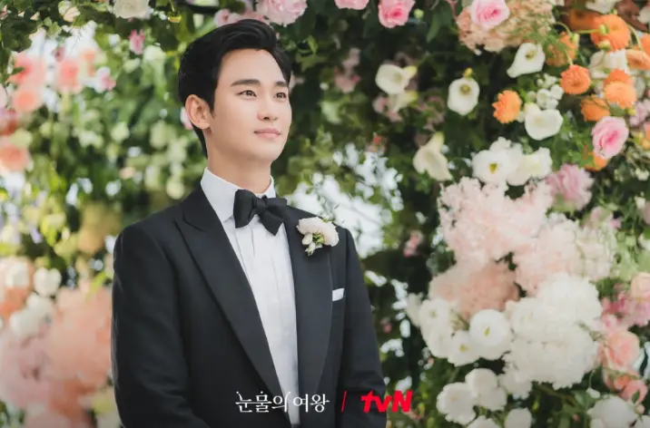 눈물의 영왕- 꽃들이 가득한 결혼식장 검정색 수트를 입은 김수현이 미소짓고 서있는 모습