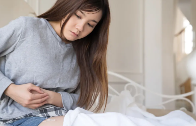 옆구리가 아픈 여성