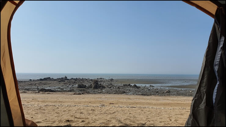 텐트에서-바라본-바다