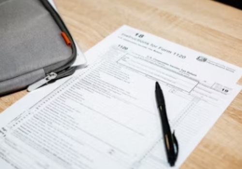 전세-계약-서류-작성-종이와-펜