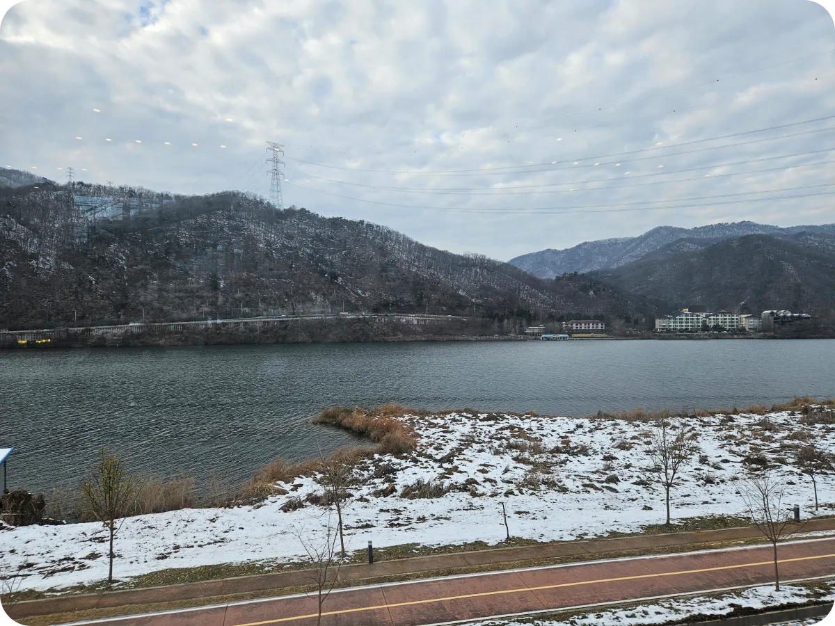 투썸플레이스-서종리버사이드점-2층-창가-북한강뷰