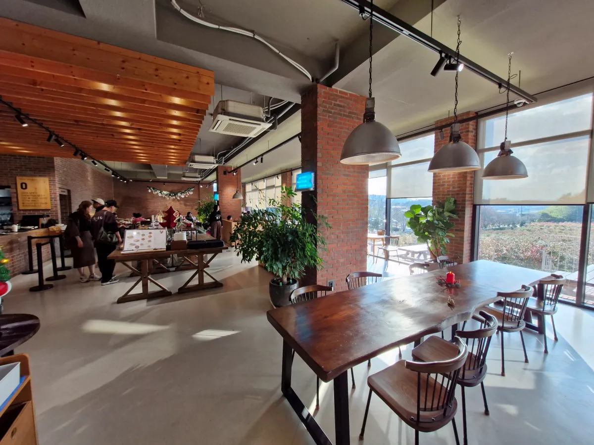 더반올가닉-1층-내부-좌석