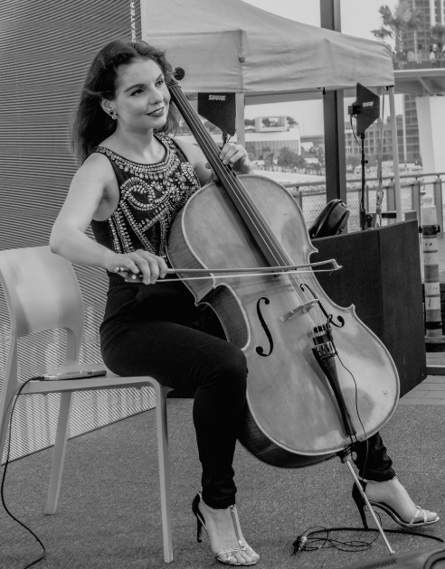 첼로 연주하는 모습