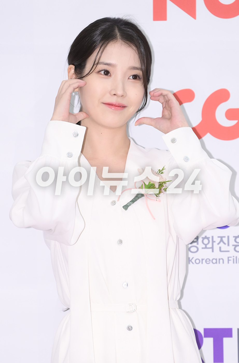 배우 이지은(아이유)이 23일 오후 서울 여의도 중소기업중앙회 KBIZ홀에서 진행된 제42회 '한국영화평론가협회상'(영평상) 시상식에 신인여우상 수상자로 참석해 포즈를 취하고 있다. [사진=정소희 기자]