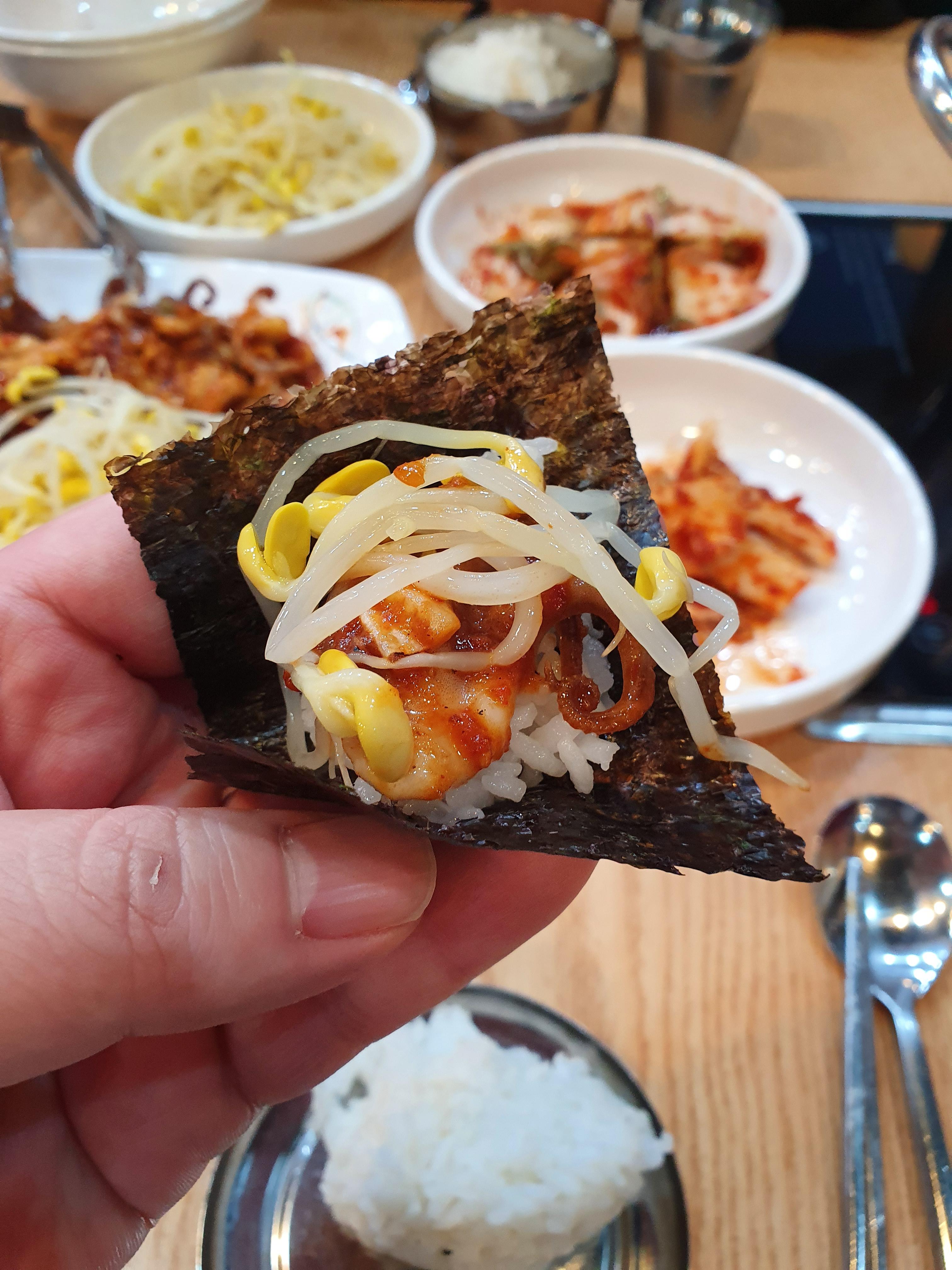 관저동 온천 물총 칼국수 쭈꾸미 김+밥+콩나물+매운김치 이조합으로 싸먹으면 더 맛있어요.