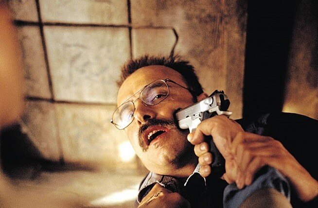 테디를 존 G로 착각한 뒤 총을 들이미는 레너드