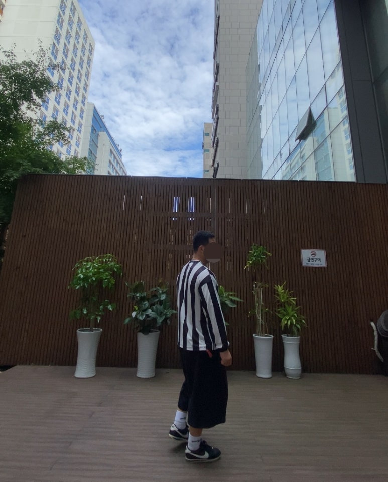 데일리룩('25. 9. 23.)필루미네이트 스트라이프 티셔츠 지브라 유벤투스 델피에로 지단 유니폼, 무신사스탠다드 와이드 버뮤다팬츠, 나이키 베이직 삭스, 나이키 코르테즈 블랙