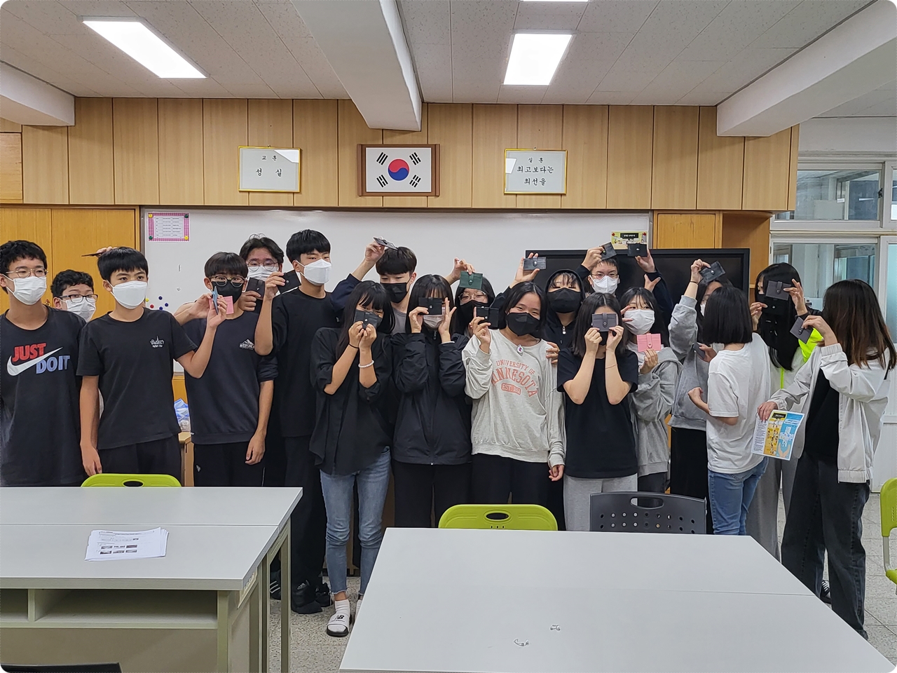 포즈를 잡고 찰칵