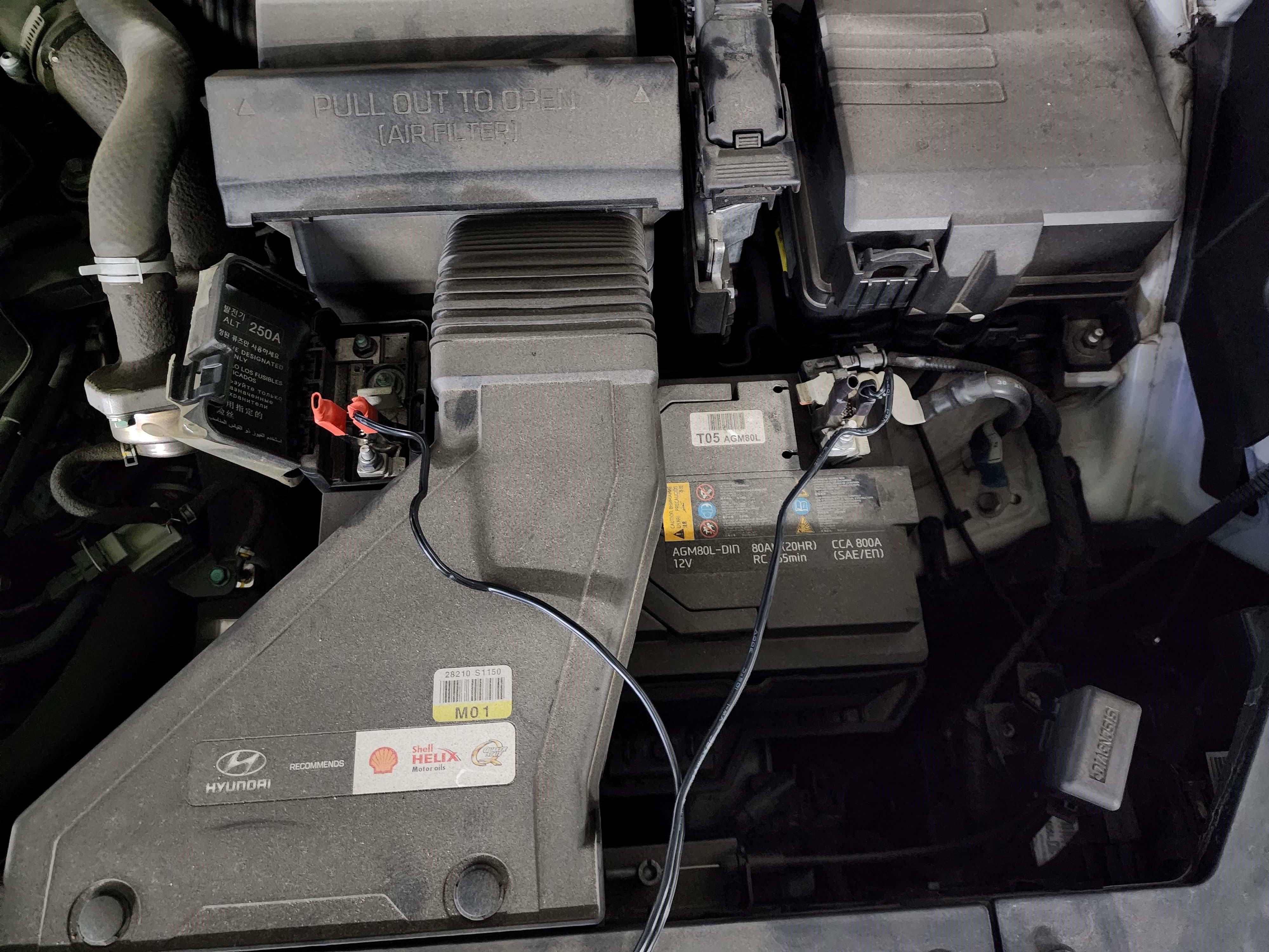 싼타페 TM 본네트 열고 자동차 배터리에 전원을 연결한 상태