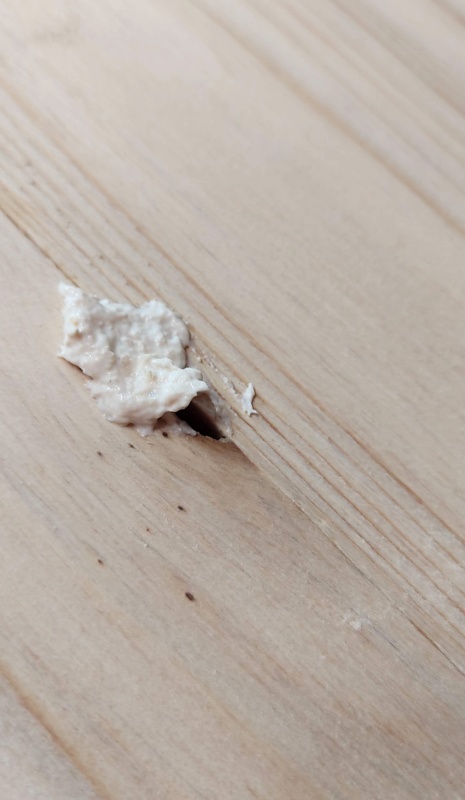 구멍에 밀어 넣기