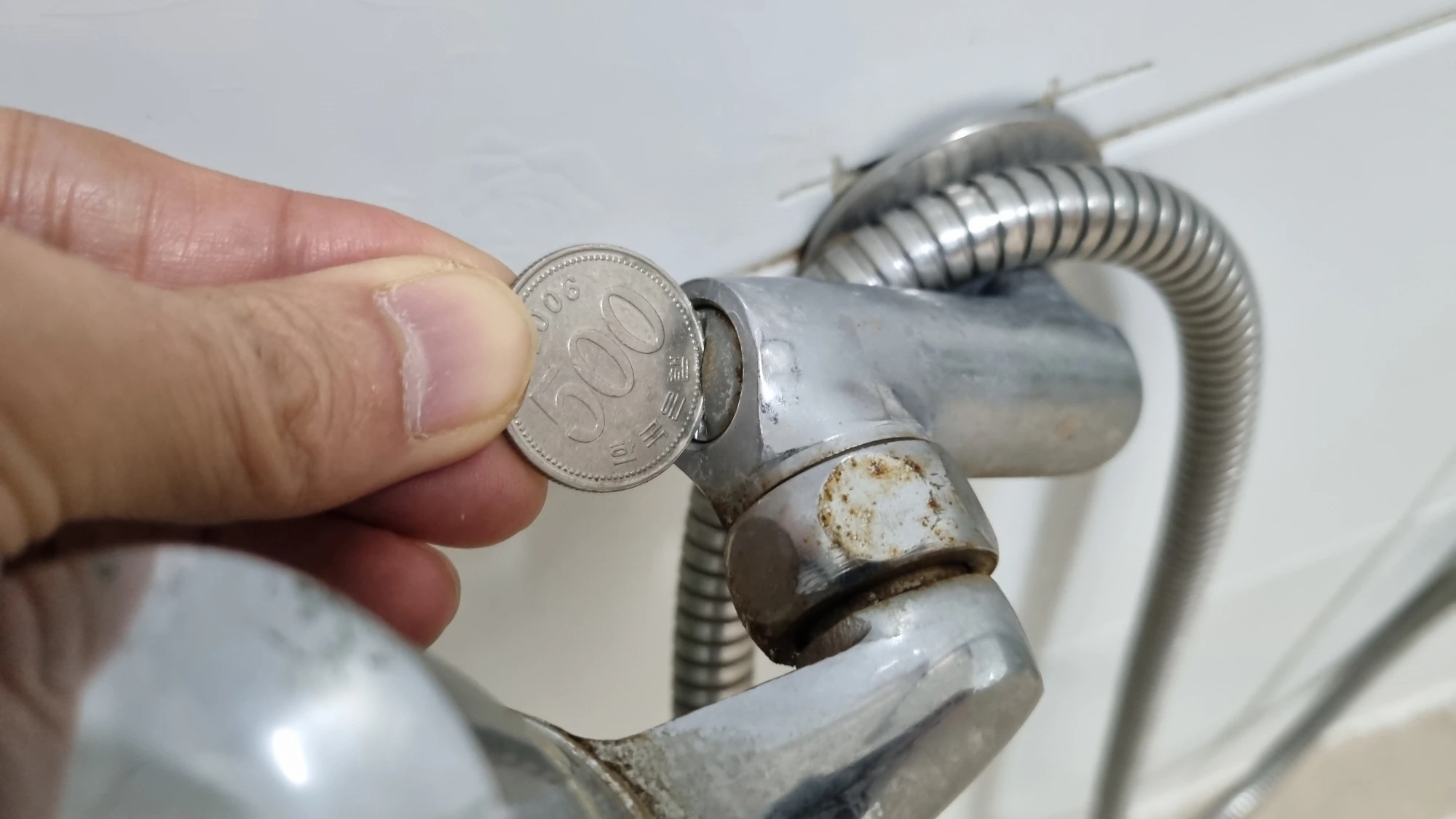 샤워기 수압 높이는 모습